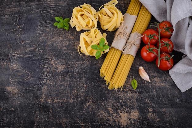 Espaguetis de pasta italiana y tagliatelle