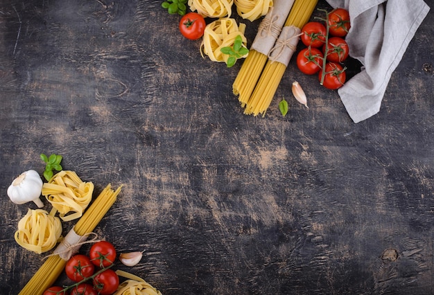 Espaguetis de pasta italiana y tagliatelle