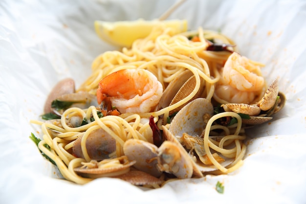 Espaguetis de pasta de mariscos con almejas, gambas, comida italiana