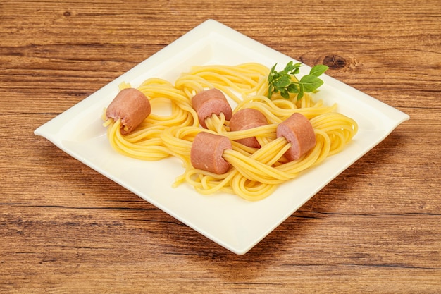 Espaguetis de pasta para niños con salchichas