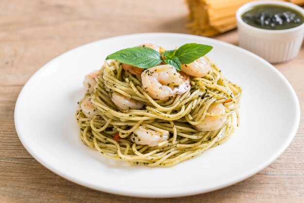 Espaguetis De Pasta Con Pesto Verde Y Camarones