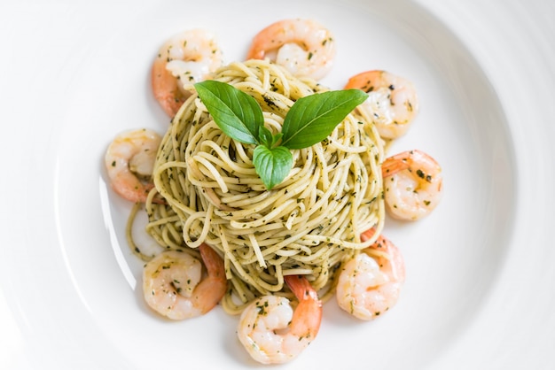 Espaguetis De Pasta Con Pesto Verde Y Camarones