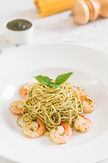 Espaguetis De Pasta Con Pesto Verde Y Camarones