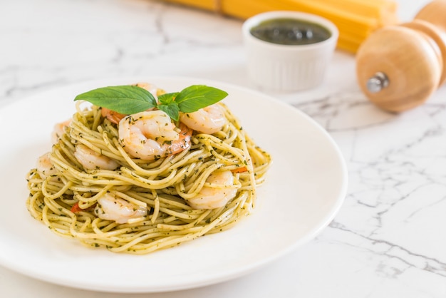 Espaguetis De Pasta Con Pesto Verde Y Camarones