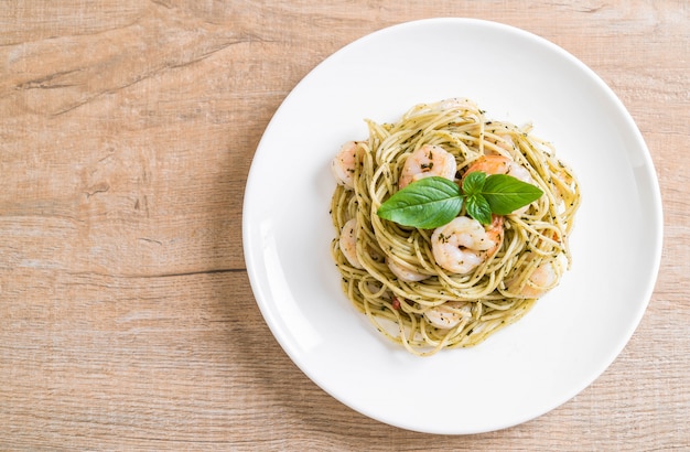 Espaguetis De Pasta Con Pesto Verde Y Camarones