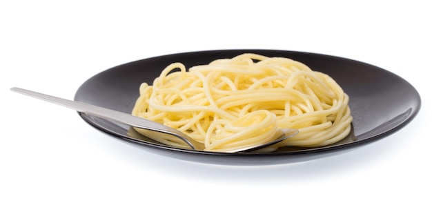 Espaguetis de pasta en un plato con cuchara aislado sobre fondo blanco.