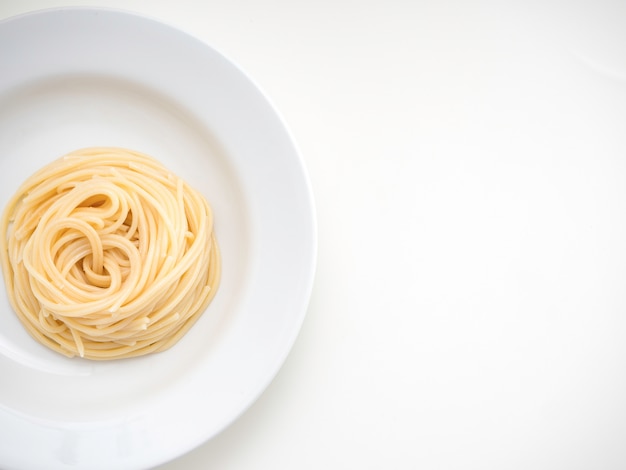 Espaguetis, pasta en un plato sobre fondo blanco