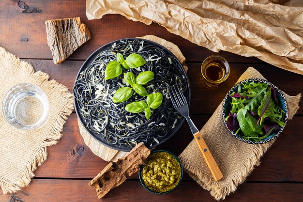 Espaguetis de pasta con queso parmesano, albahaca y salsa pesto