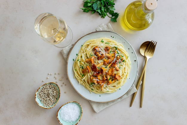 Foto espaguetis de pasta con rebozuelos de setas y queso parmesano. alimentación saludable. comida vegetariana. comida italiana.