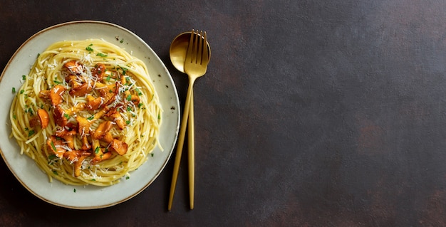 Espaguetis de pasta con rebozuelos de setas y queso parmesano. Alimentación saludable. Comida vegetariana. Comida italiana.