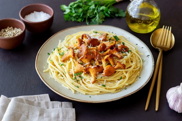 Espaguetis de pasta con rebozuelos de setas y queso parmesano. Alimentación saludable. Comida vegetariana. Comida italiana.