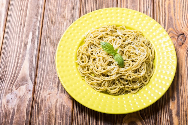 Espaguetis de pasta con salsa pesto fondo de comida italiana