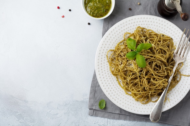 Espaguetis de pasta con salsa pesto