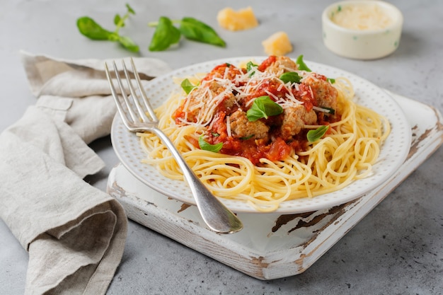 Espaguetis de pasta con salsa de tomate, queso parmesano