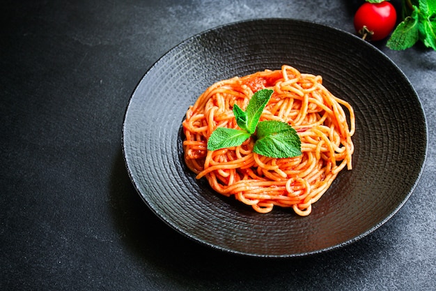 Espaguetis pasta salsa de tomate tamaño de la porción