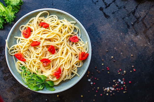 espaguetis pasta tomate ensalada tibia tallarines verduras