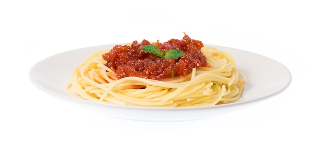 Espaguetis de pasta de tomate en un plato aislado sobre fondo blanco.