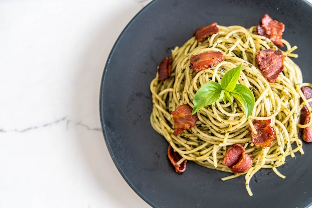 Espaguetis Con Pesto De Albahaca Y Tocino