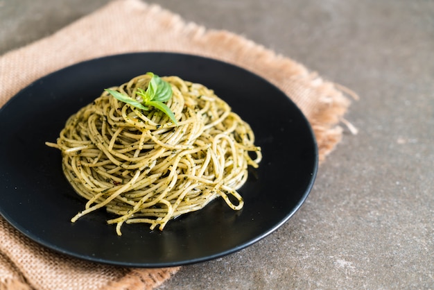 Espaguetis Con Pesto De Albahaca