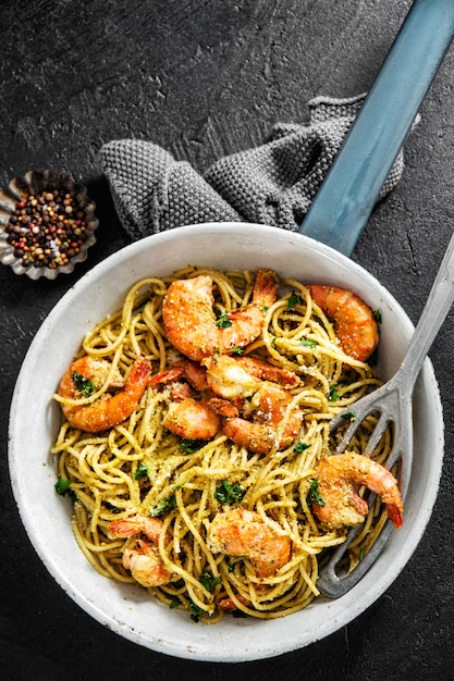 Espaguetis con pesto y gambas