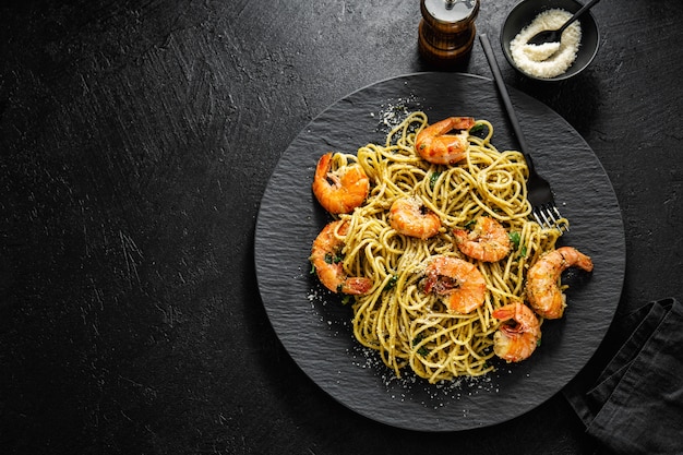 Espaguetis con pesto y gambas