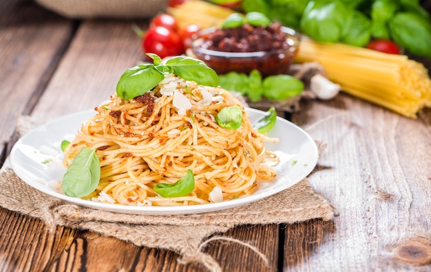 Espaguetis con Pesto de Tomate