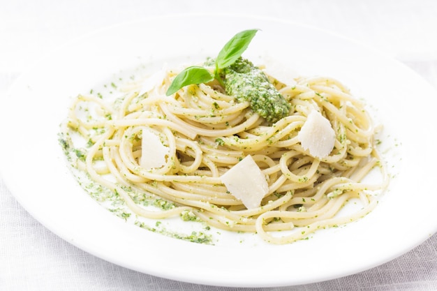 Espaguetis con pesto verde y parmesano en el plato