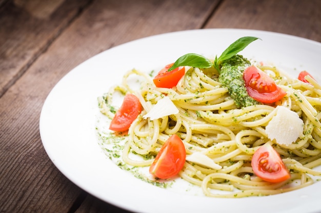 Espaguetis con pesto verde, parmesano y tomates cherry