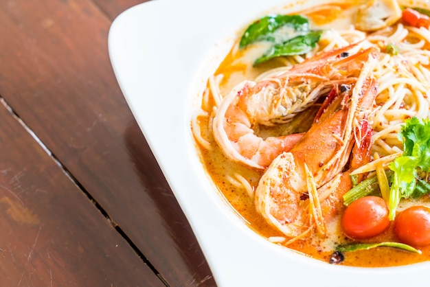 espaguetis picantes con camarones (tom yum kung)