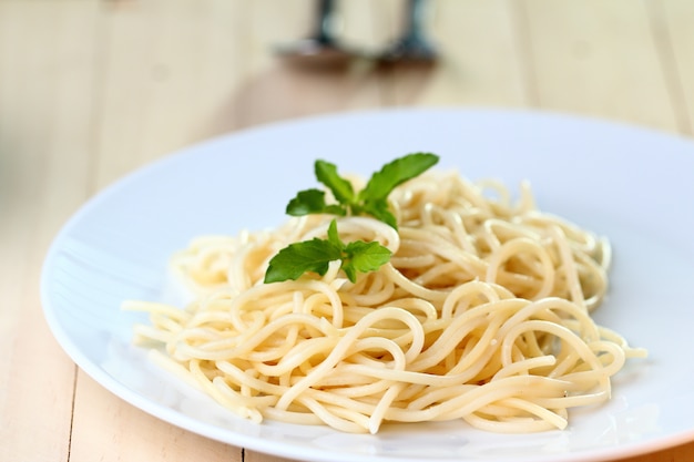 espaguetis en plato blanco