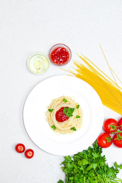 Foto espaguetis en un plato con salsa de tomate y hierbas.