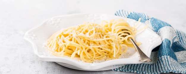 Espaguetis con queso de oveja y pimienta