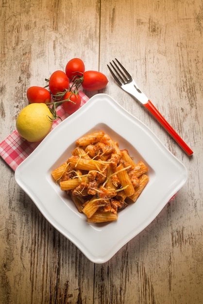 Espaguetis con ragú de pez espada y piel de limón