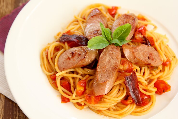 Espaguetis con Salchicha en Salsa de Tomate y Chile Seco