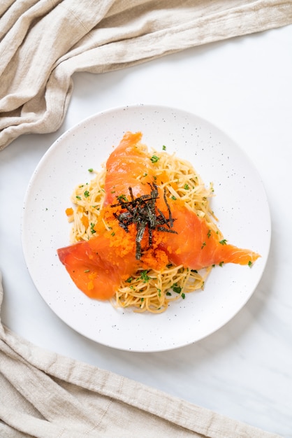 Espaguetis Con Salmón Ahumado Y Huevo De Camarones