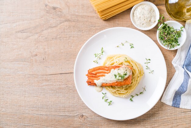 Espaguetis Con Salmón Frito