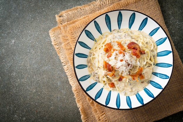 espaguetis con salsa de crema de trufa y champiñones en un plato