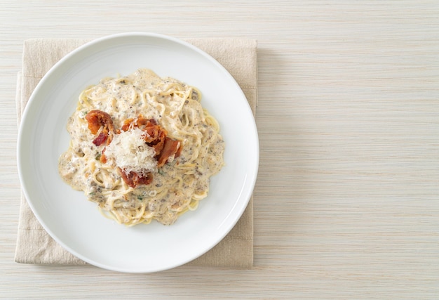 espaguetis con salsa de crema de trufa y champiñones en un plato