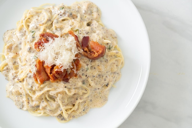 Espaguetis con salsa de crema de trufa y champiñones