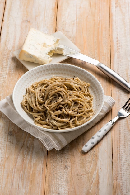 Espaguetis con salsa de gorgonzola y aceitunas negras