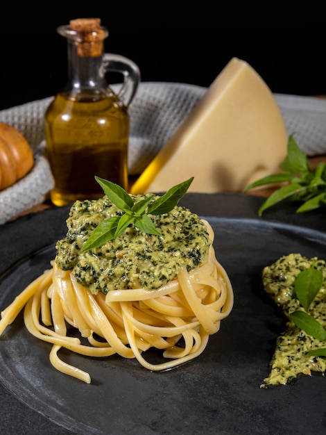 Espaguetis con salsa pesto casera.