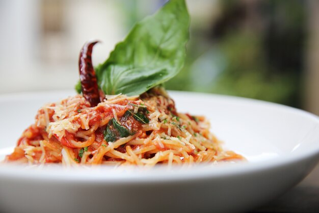 Espaguetis con salsa de tomate y albahaca fresca sobre madera, pasta italiana