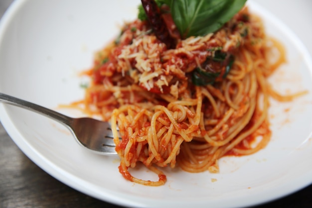 Espaguetis con salsa de tomate y albahaca fresca sobre madera, pasta italiana