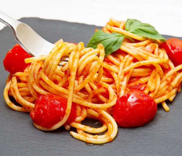 Espaguetis con salsa de tomate y albahaca