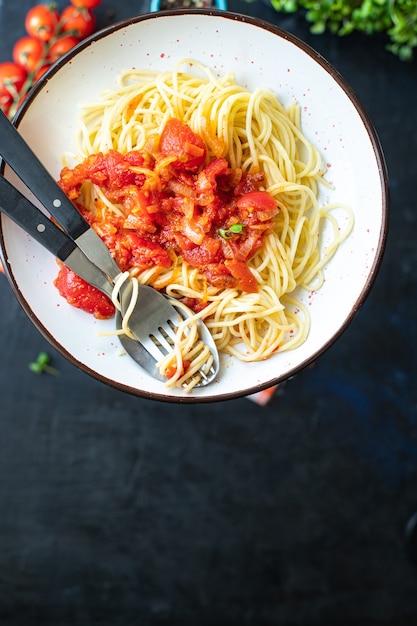 espaguetis salsa de tomate pasta salsa boloñesa verduras la salsa cocina italiana clásico