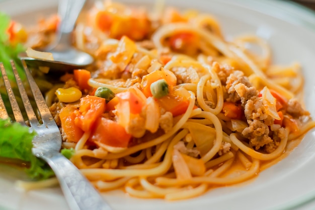 Espaguetis con salsa de tomate, verduras y carne