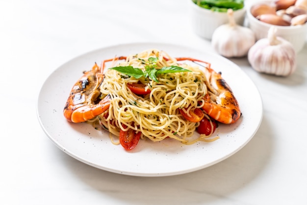 espaguetis salteados con gambas a la plancha y tomates