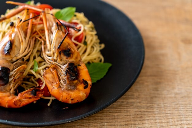 espaguetis salteados con gambas a la plancha y tomates