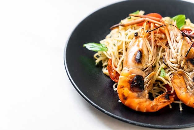 Espaguetis salteados con gambas a la plancha y tomates