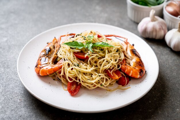 Espaguetis salteados con gambas a la plancha y tomates